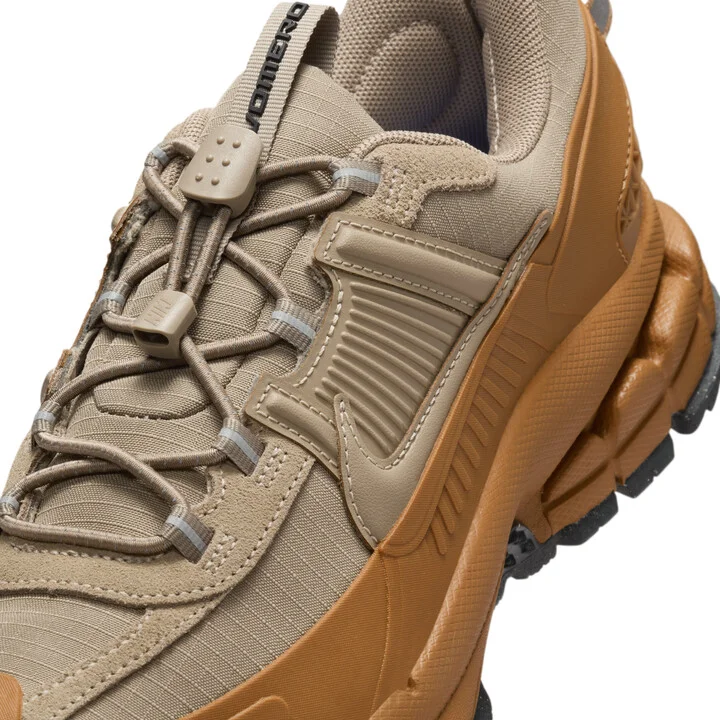 Nike Women's Zoom Vomero Roam Winterized Shoes in Brown | HQ2181-200 - Image 7
