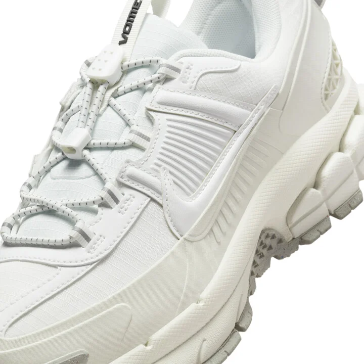 Nike Women's Zoom Vomero Roam Winterized Shoes in White | HV6410-100 - Image 7