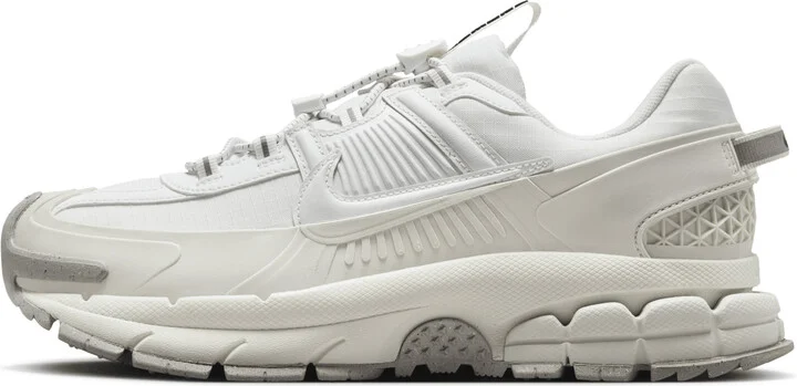 Nike Women's Zoom Vomero Roam Winterized Shoes in White | HV6410-100