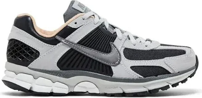 Nike Zoom Vomero 5 Low-Top Sneakers