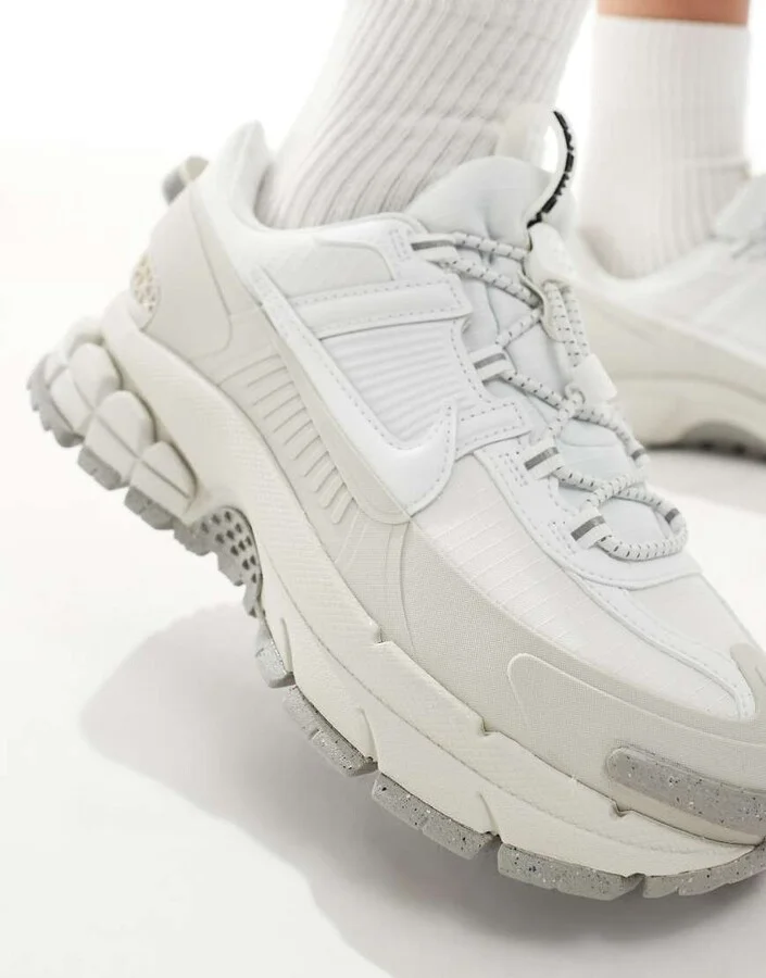 Nike Zoom Vomero 5 Roam sneakers in off white - Image 3
