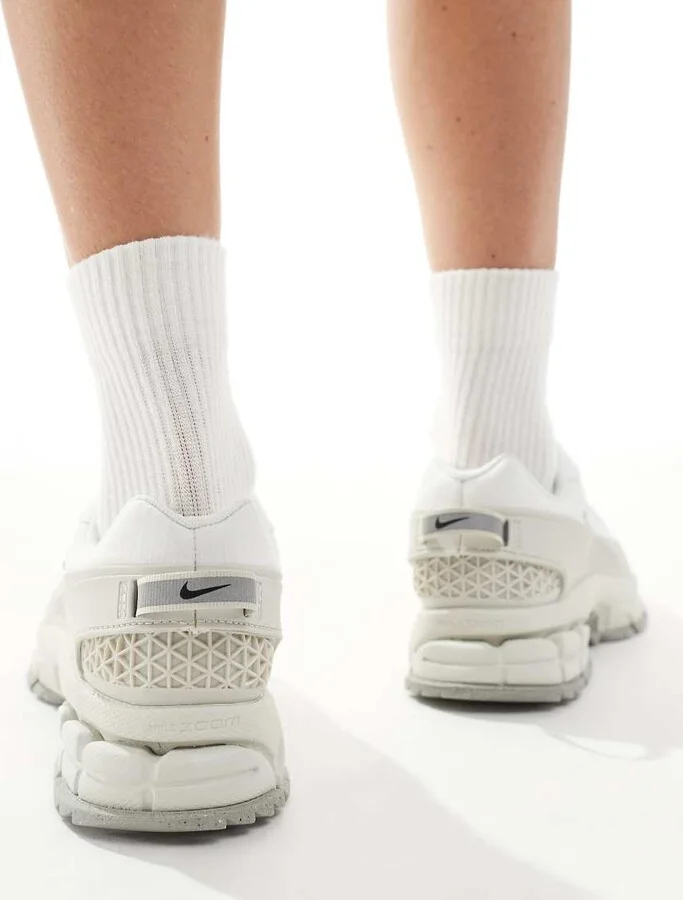 Nike Zoom Vomero 5 Roam sneakers in off white - Image 4