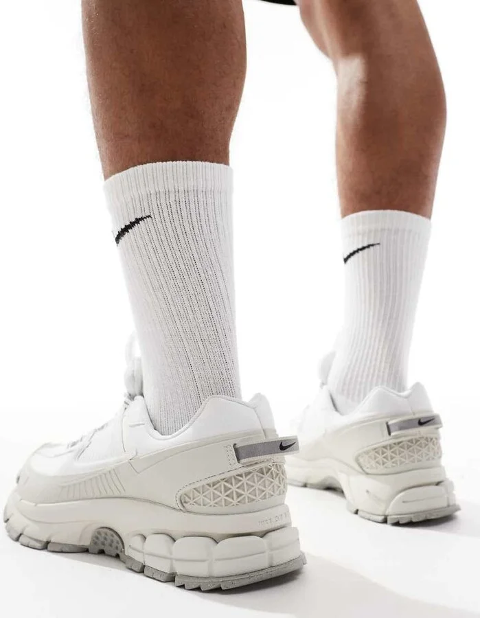 Nike Zoom Vomero 5 roam sneakers in white and gray - Image 3