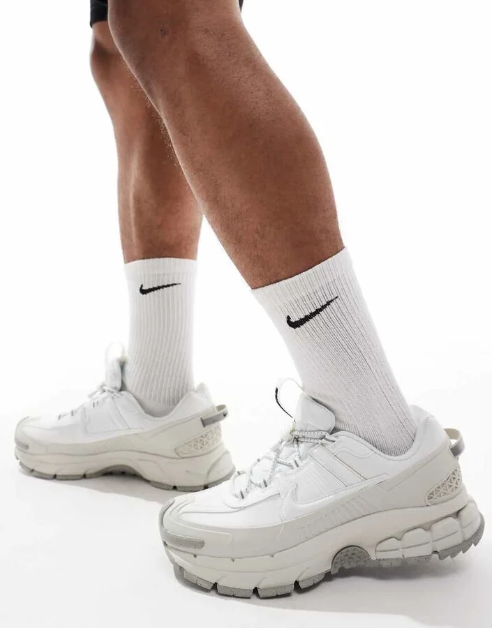 Nike Zoom Vomero 5 roam sneakers in white and gray - Image 4