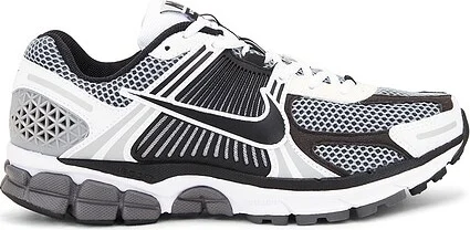 Nike Zoom Vomero 5 Se Sp in Dark Grey, Black-White-Sail