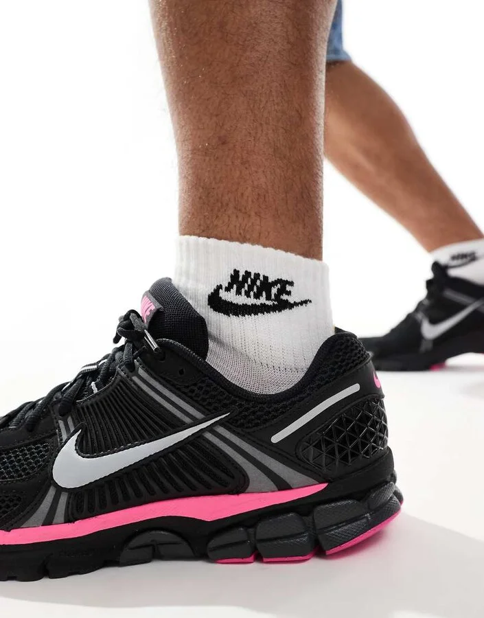 Nike Zoom Vomero 5 sneakers in black and pink - Image 4
