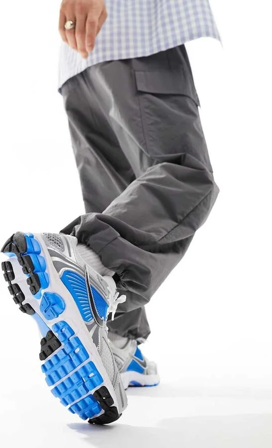 Nike Zoom Vomero 5 sneakers in gray and blue - Image 3