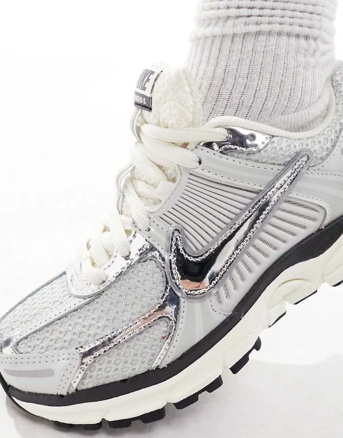 Nike Zoom Vomero 5 sneakers in gray and silver - Image 2
