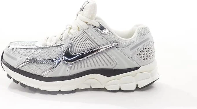 Nike Zoom Vomero 5 sneakers in gray and silver - Image 4