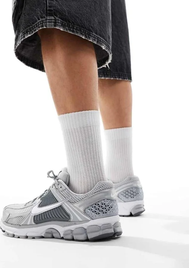 Nike Zoom Vomero 5 sneakers in gray and silver - Image 2