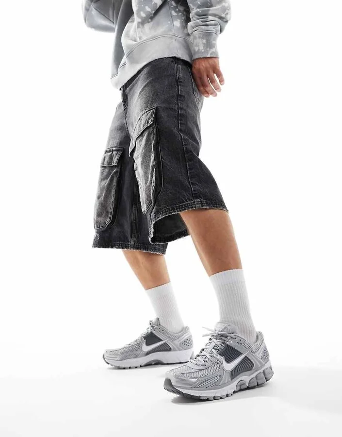 Nike Zoom Vomero 5 sneakers in gray and silver - Image 3