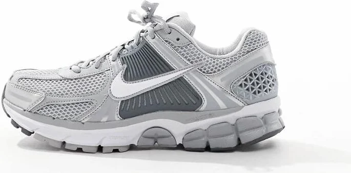 Nike Zoom Vomero 5 sneakers in gray and silver - Image 4