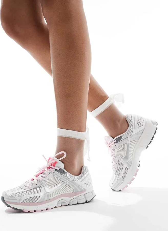 Nike Zoom Vomero 5 sneakers in light gray and pink - Image 2