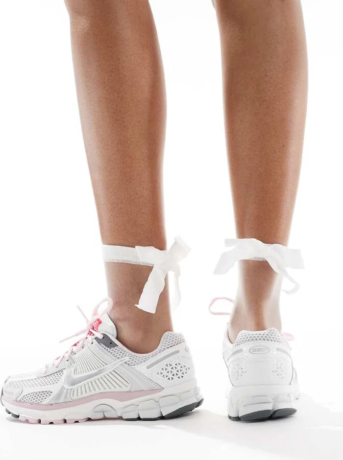 Nike Zoom Vomero 5 sneakers in light gray and pink - Image 3