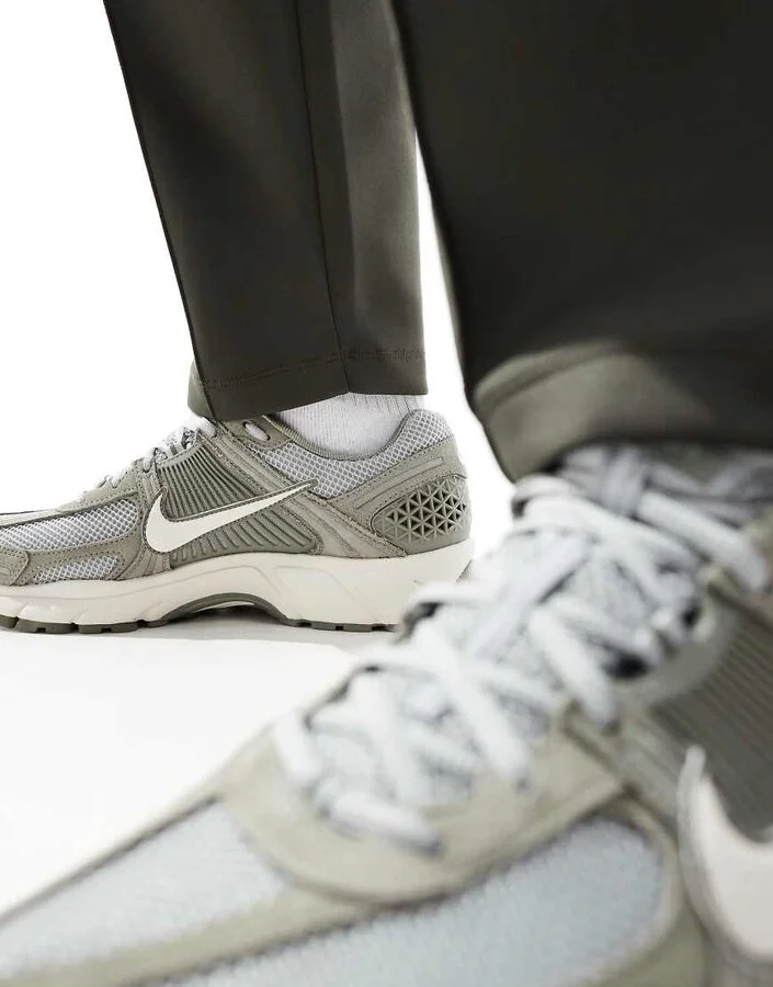 Nike Zoom Vomero 5 sneakers in light gray and white - Image 3