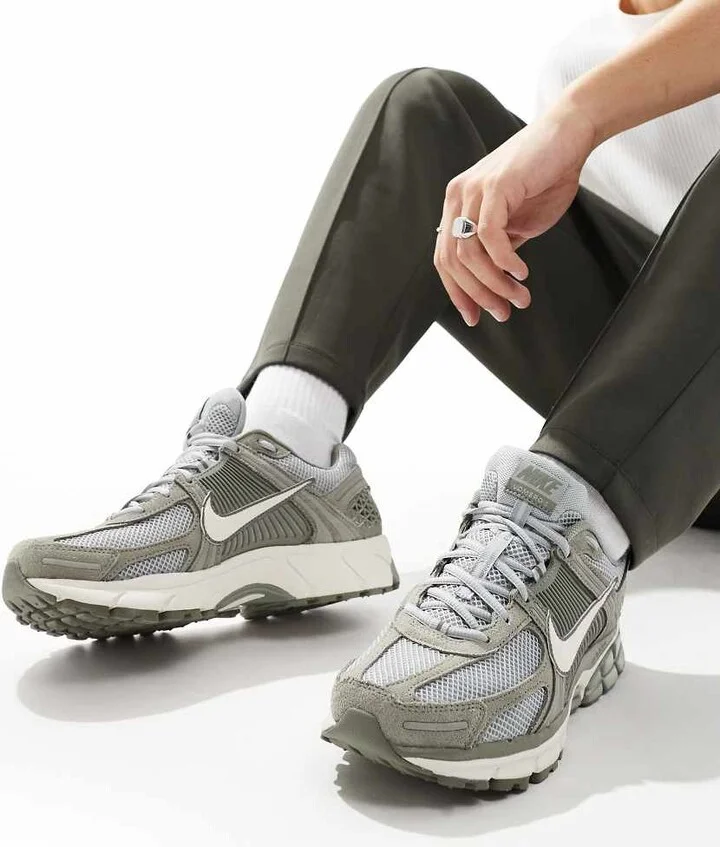 Nike Zoom Vomero 5 sneakers in light gray and white - Image 4