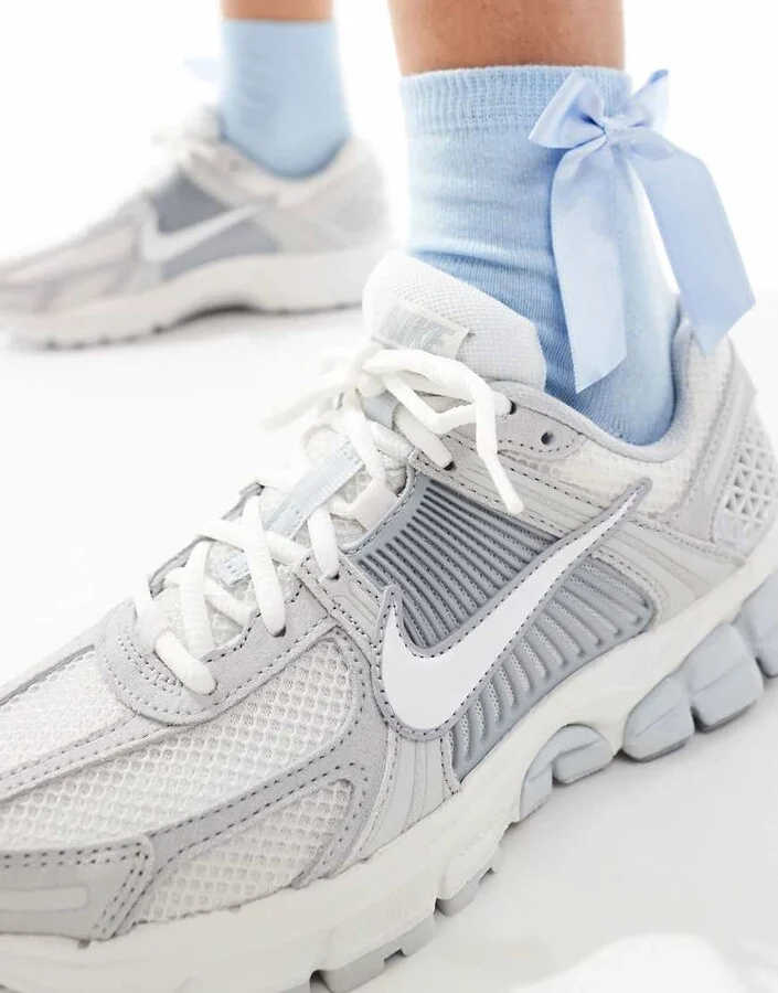 Nike Zoom Vomero 5 sneakers in light gray and white - Image 3