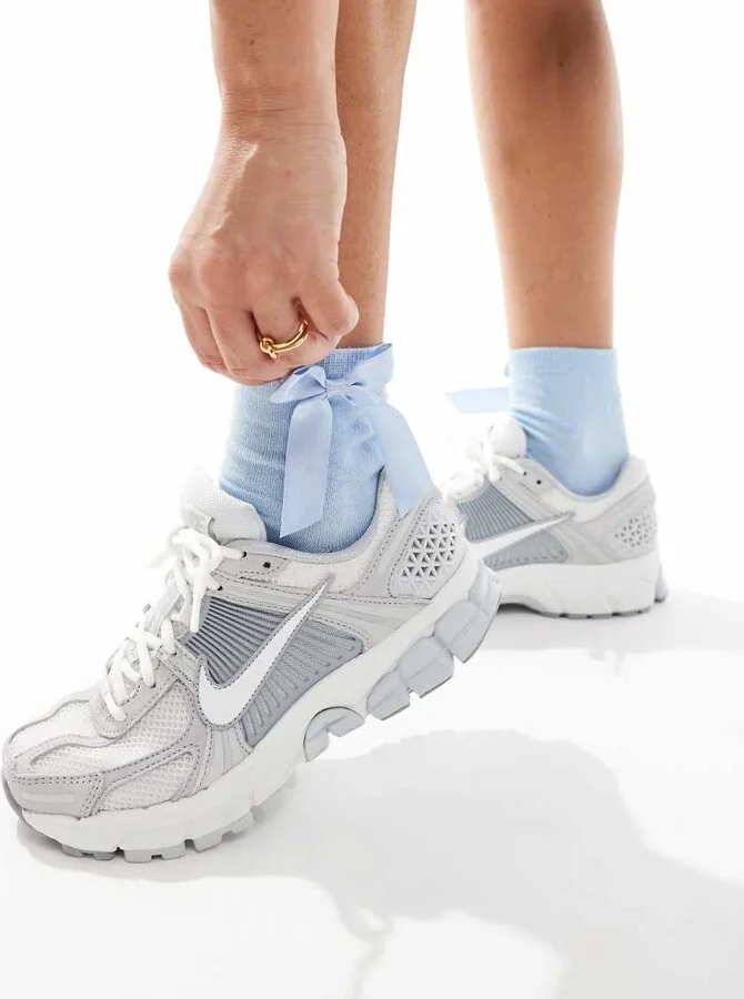 Nike Zoom Vomero 5 sneakers in light gray and white - Image 4