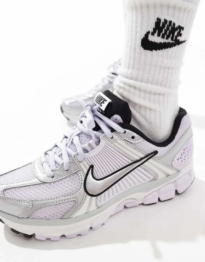 Nike Zoom Vomero 5 sneakers in light purple and silver - Image 3