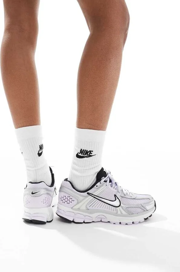 Nike Zoom Vomero 5 sneakers in light purple and silver - Image 4