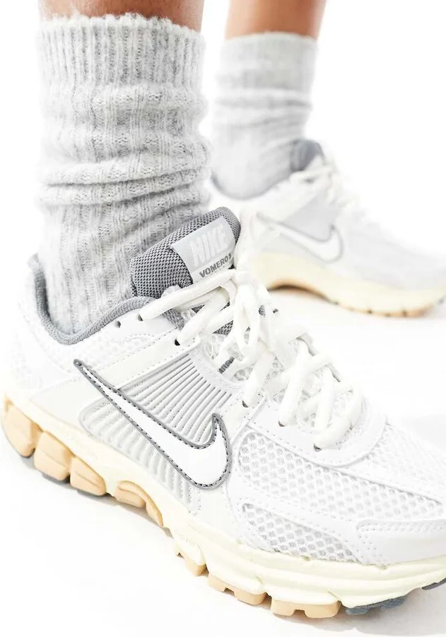 Nike Zoom Vomero 5 sneakers in off white - Image 3