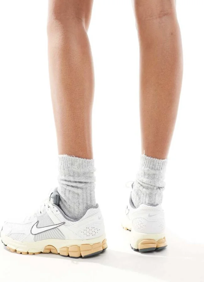 Nike Zoom Vomero 5 sneakers in off white - Image 4