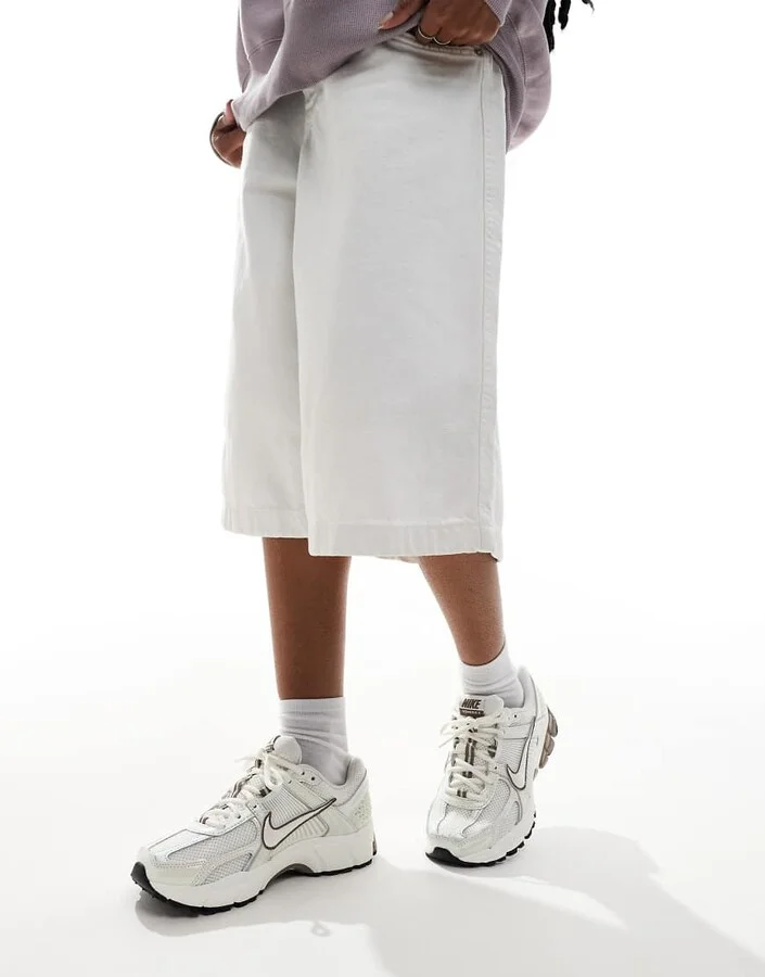 Nike Zoom Vomero 5 sneakers in off white and brown - Image 3
