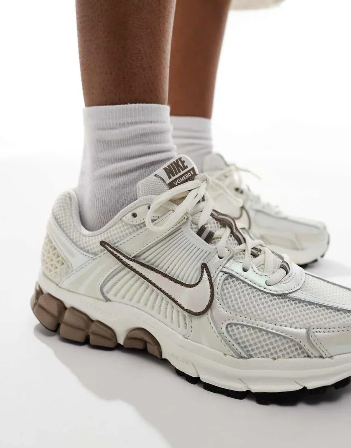 Nike Zoom Vomero 5 sneakers in off white and brown - Image 4