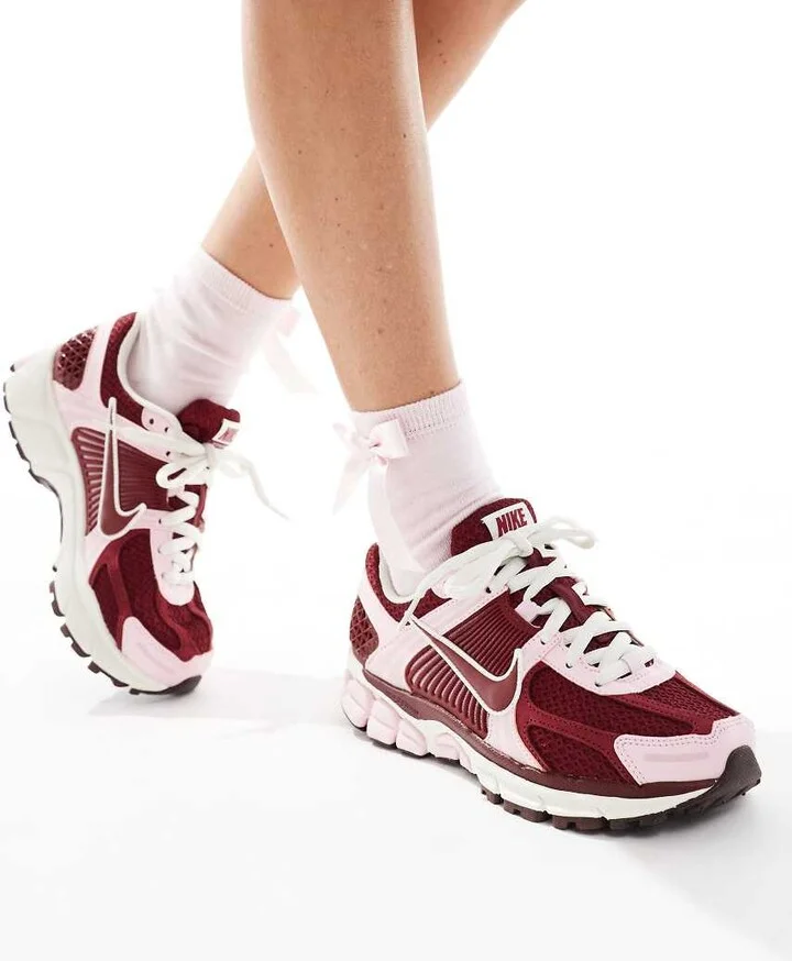 Nike Zoom Vomero 5 sneakers in pink and red - Image 3