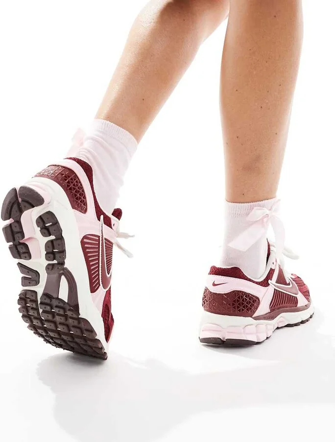 Nike Zoom Vomero 5 sneakers in pink and red - Image 4