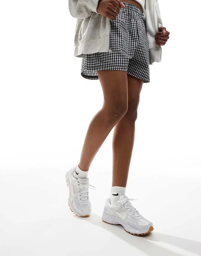 Nike Zoom Vomero 5 sneakers in white - Image 4