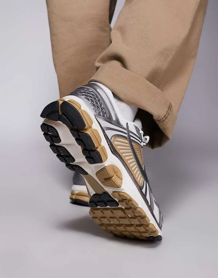 Nike Zoom Vomero 5 sneakers in white and beige - Image 3