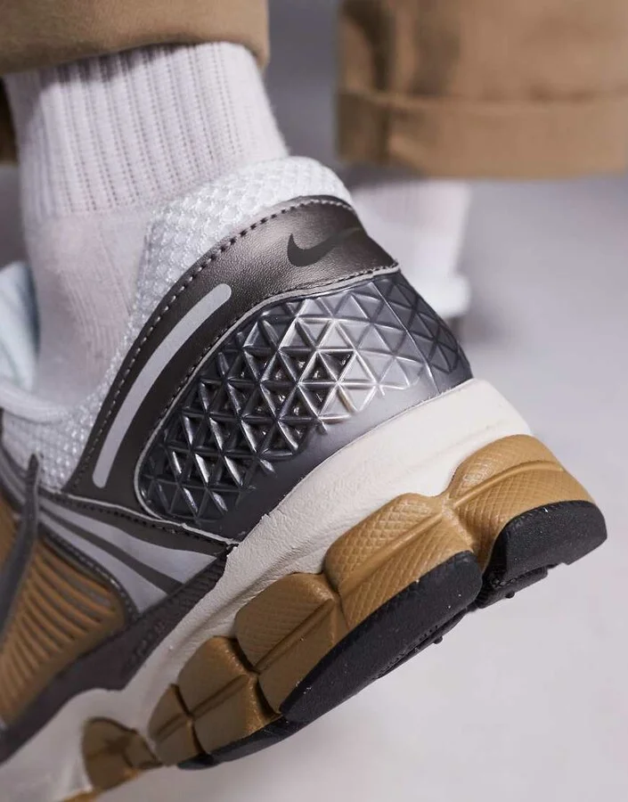 Nike Zoom Vomero 5 sneakers in white and beige - Image 4