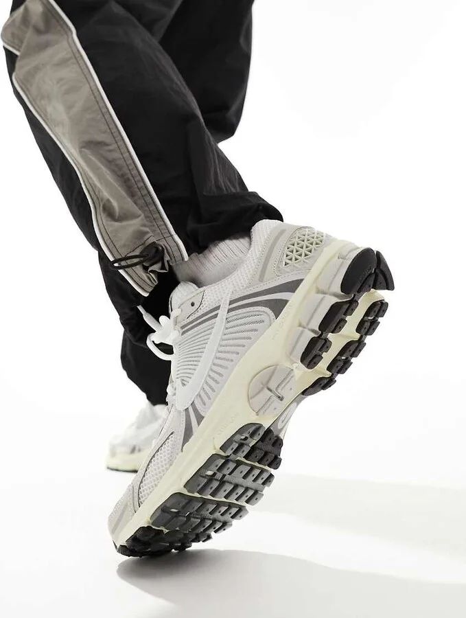 Nike Zoom Vomero 5 sneakers in white and cream - Image 3