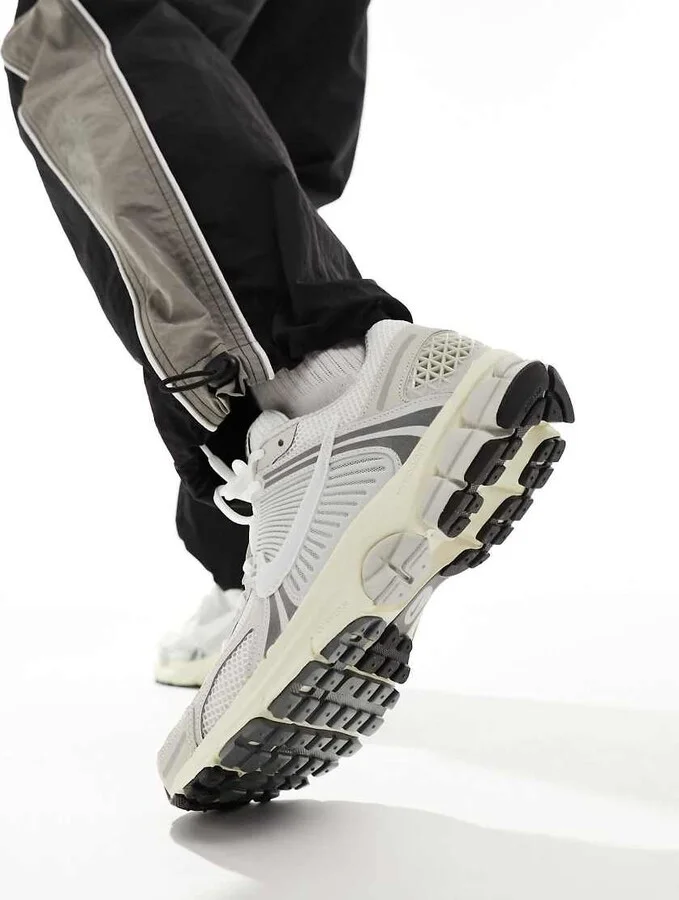 Nike Zoom Vomero 5 sneakers in white and gray - Image 3
