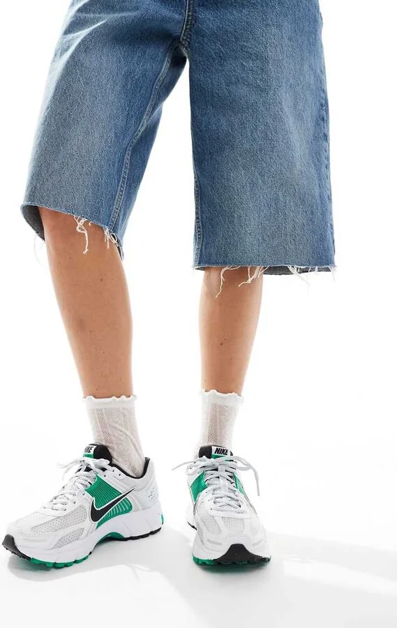 Nike Zoom Vomero 5 sneakers in white and green - Image 3