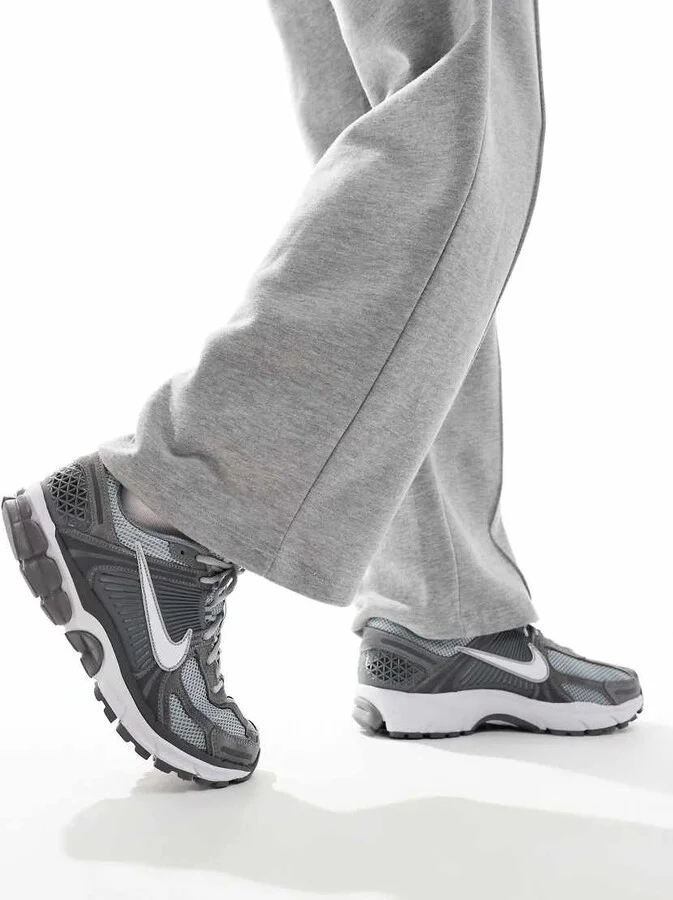 Nike Zoom Vomero 5 suede sneakers in light gray and white - Image 3