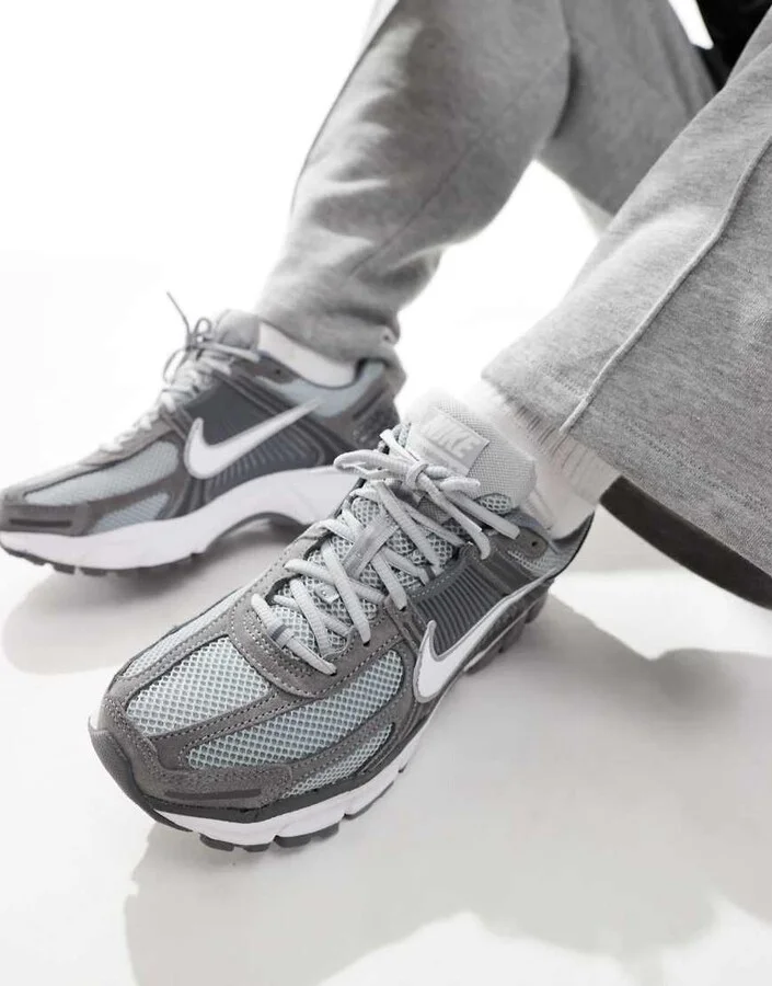 Nike Zoom Vomero 5 suede sneakers in light gray and white - Image 4
