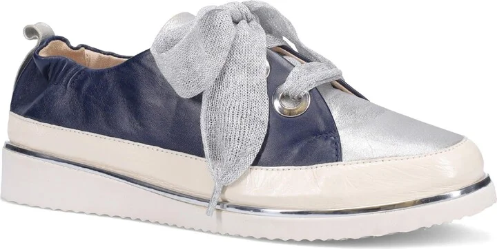 Novena Sneaker