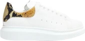 Oversized sneakers snake effect