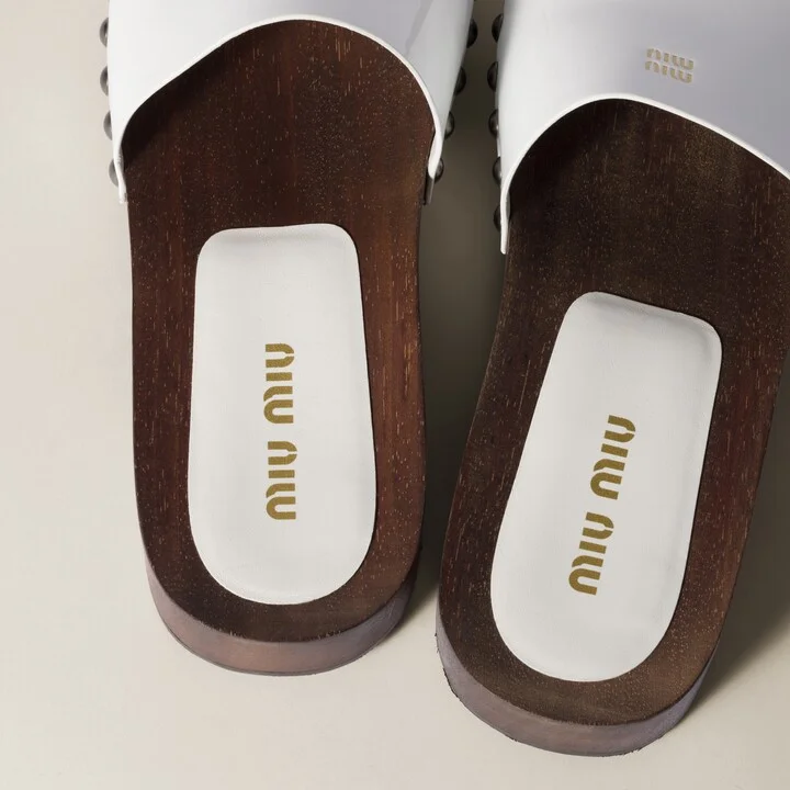 Patent leather clogs - Image 3