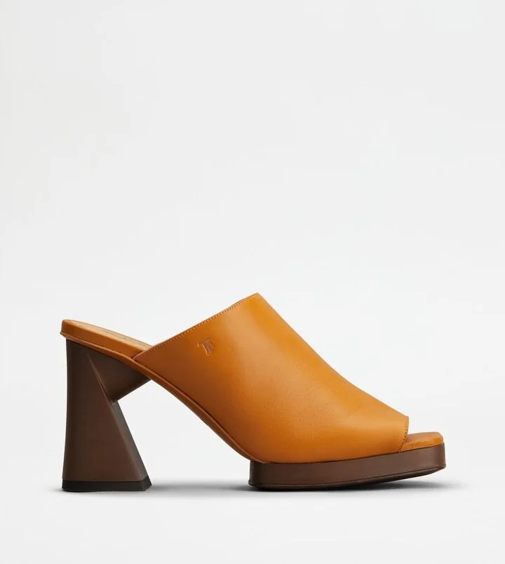 Platform Mules in Leather With Heel