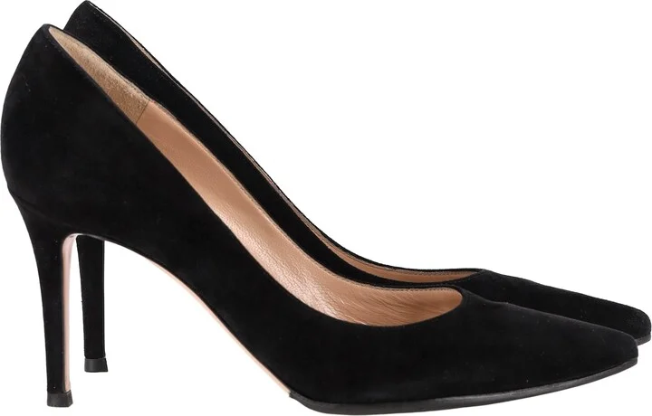 Pointed Pumps in Black Suede