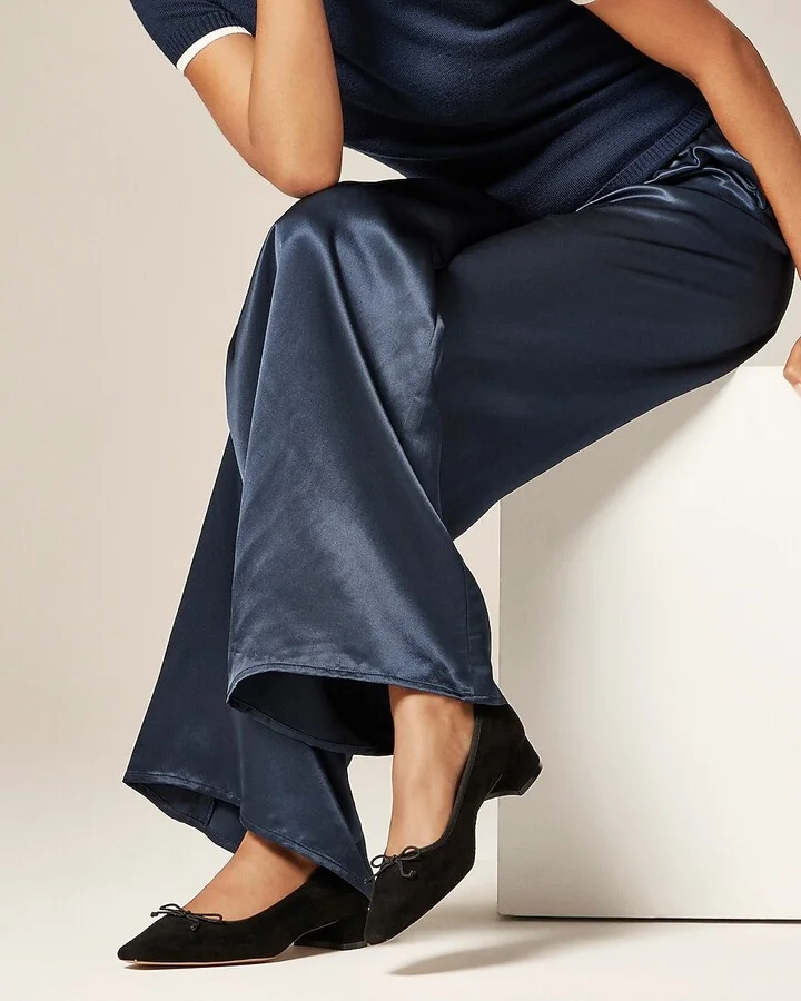 Pointed-toe pumps in suede