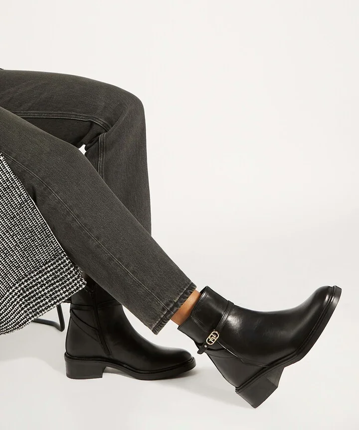 Praising Bootie - Image 2
