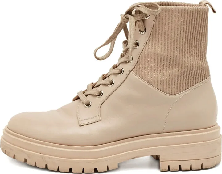 Pre-Owned Leather Boots