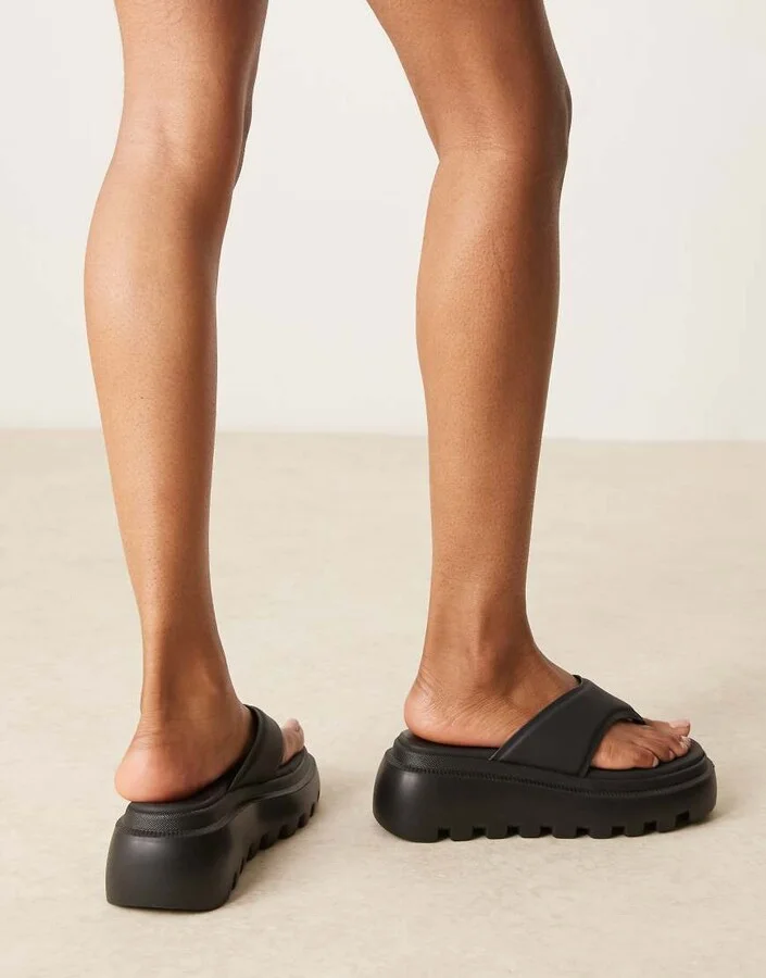 RAID Texas toe thong platform sandals in black - Image 2