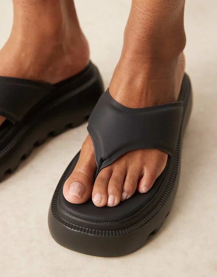 RAID Texas toe thong platform sandals in black - Image 3