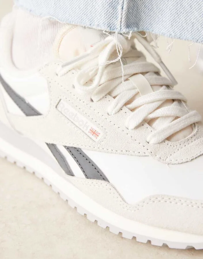 Reebok Classic AZ sneakers in white - Image 3