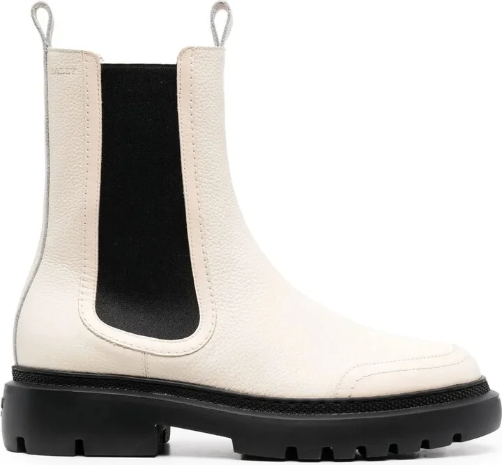 round-toe Chelsea boots